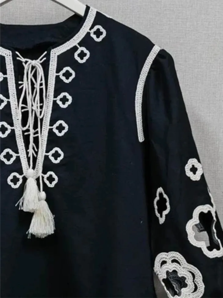 Black and white embroidered details short dress